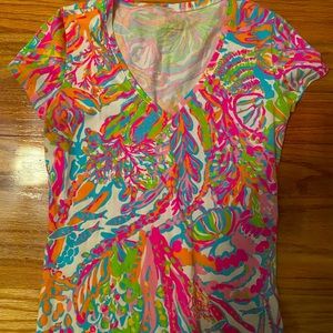 Lilly Pulitzer size XS v neck t shirt